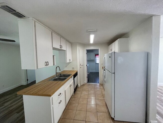 Building Photo - 3bedroom 2bath house centrally in desirabl...