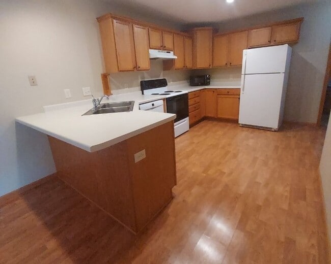 Building Photo - Nice 2 Bedroom 1.5 Bathroom Townhome in Hudson