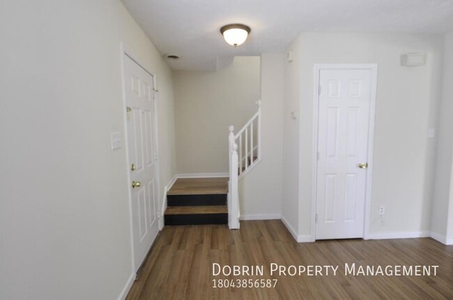 Building Photo - Spacious Renovated 4BD: HUGE YARD - WALK t...