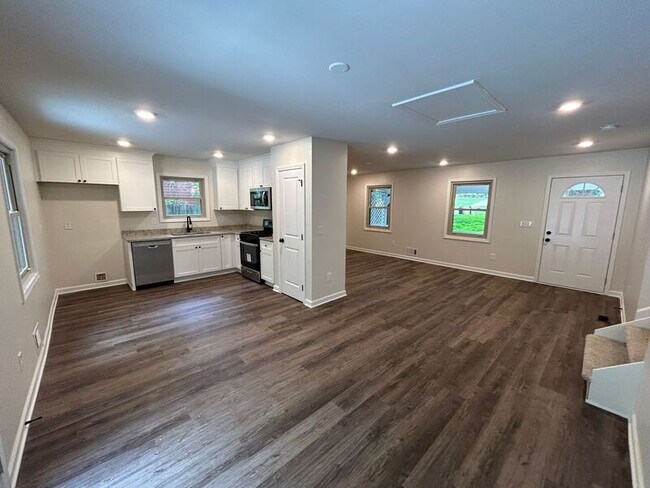 Building Photo - 365 Vineyard Dr NW