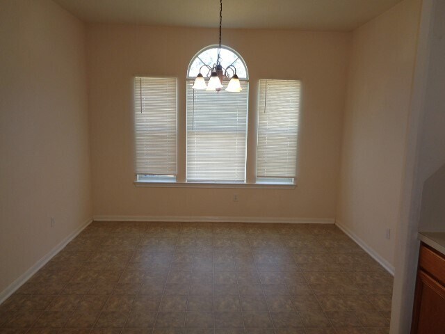 Building Photo - 205 Maple Ln