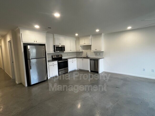 Building Photo - 246 Skylane Dr