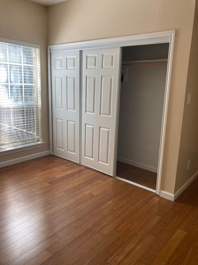 Foto del edificio - Renovated 2 Bedroom Condo at The Oaks of Lakewood