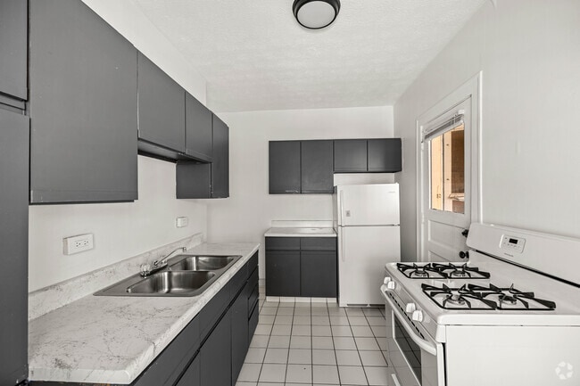 1BR, 1BA - 950SF - Kitchen - Lakeview