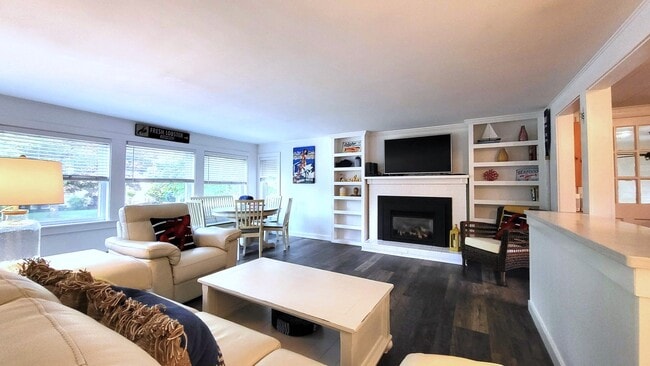 Building Photo - 47 Bourne Ave