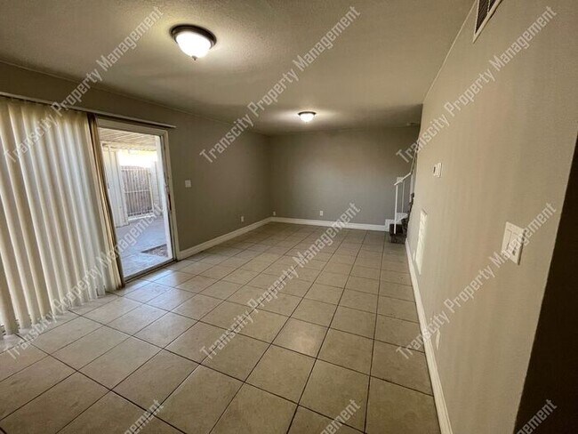 Foto del edificio - 3 Bedroom Townhouse, Great Location 43rd A...