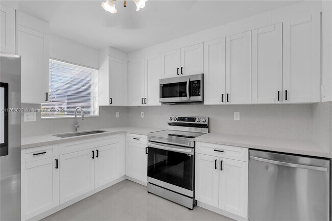 Foto del edificio - 721 SW 64th Ter