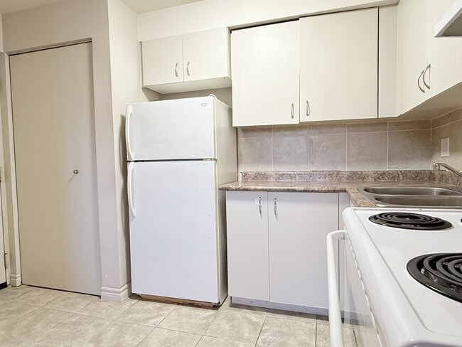 Building Photo - 575 Assumption St