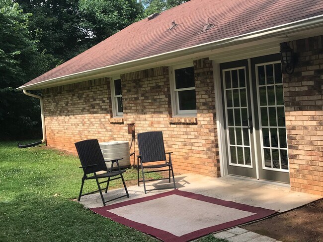¡PATIO! - 1685 Bald Ridge Marina Rd