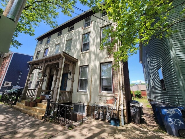 Building Photo - 325 Saint John St