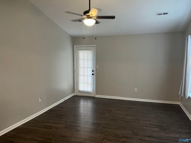 Building Photo - 121 Bramblebush Dr