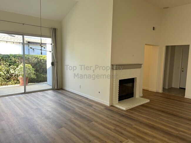 Building Photo - ***Single-story 2 bed / 2 bath / +Den Hous...