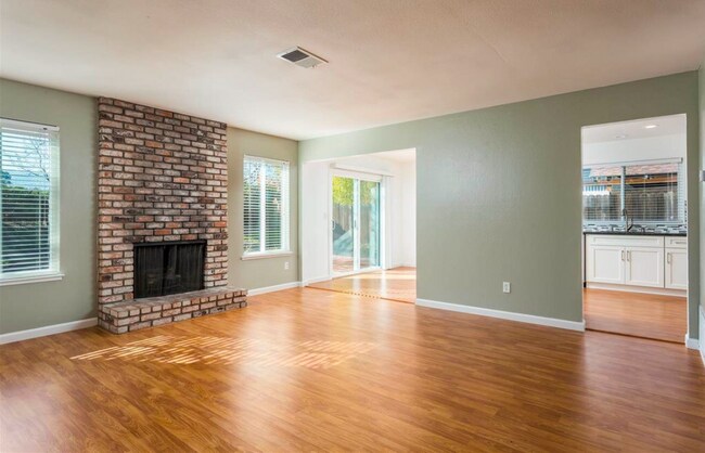 Foto del edificio - Beautiful 3 Bedroom Home Located in the City of Pittsburg.