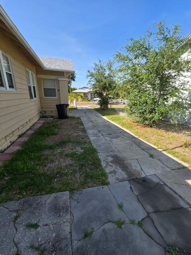 Foto del edificio - Nice 2 Bedroom & Large extra room that you...