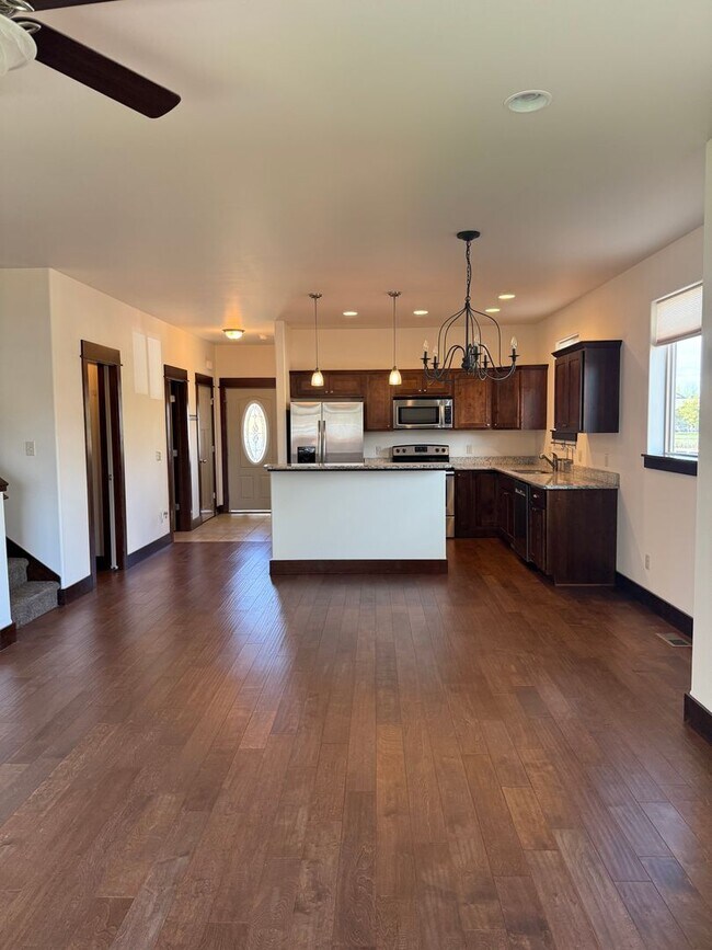 Foto del edificio - 5 bedroom 2.5 Bath home in Bozeman with at...