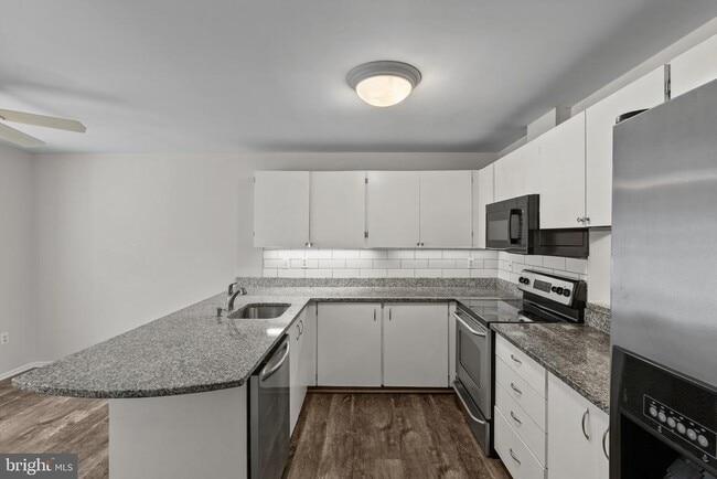 Building Photo - 11861 New Country Ln