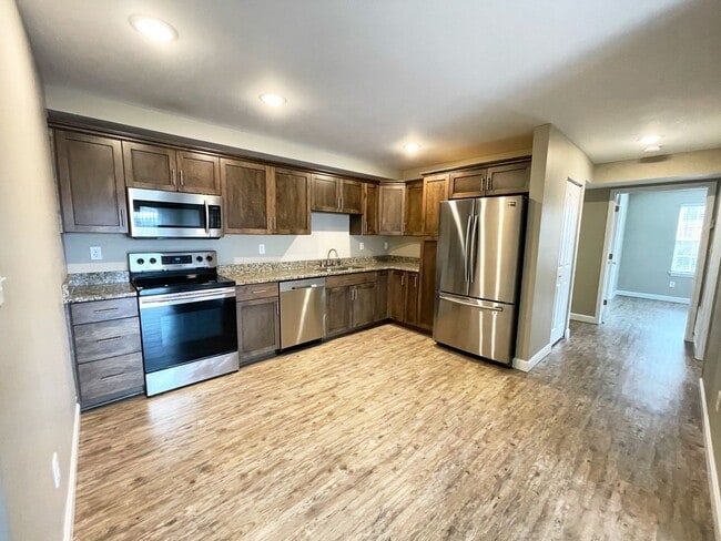 Building Photo - Silver Creek Apartments - 2BR/2BA Apartmen...