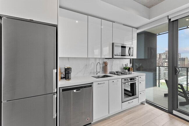 Building Photo - 458 Richmond St W