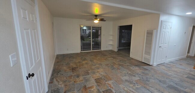 Sala de estar - 1551 Hickory Ln