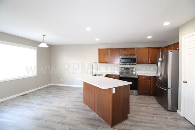Building Photo - PERFECT LOCATION!! 4 Bedroom, 3.5 Bath Townhome in Ankeny