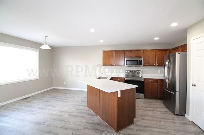 Foto del edificio - PERFECT LOCATION!! 4 Bedroom, 3.5 Bath Townhome in Ankeny