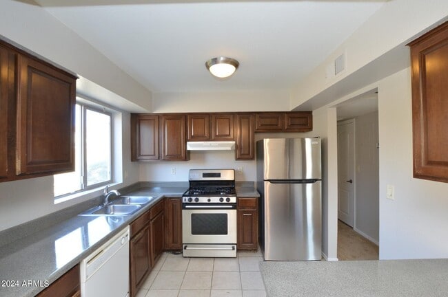 Building Photo - 303 N Miller Rd