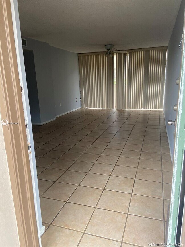 Foto del edificio - 840 NW 87th Ave