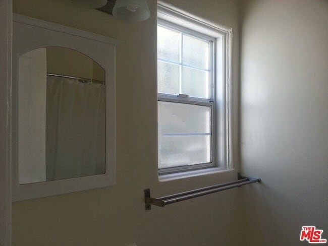 Building Photo - 615 N Rossmore Ave