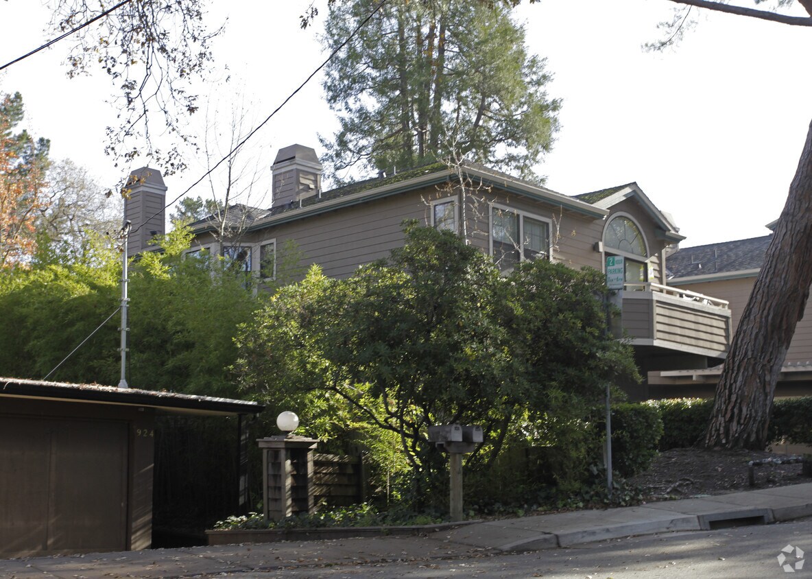 Building Photo - 922 Dewing Ave