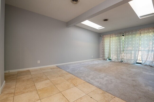 Foto del edificio - 2802 Dartmouth Rd