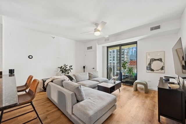 Foto del edificio - 451 W Huron St