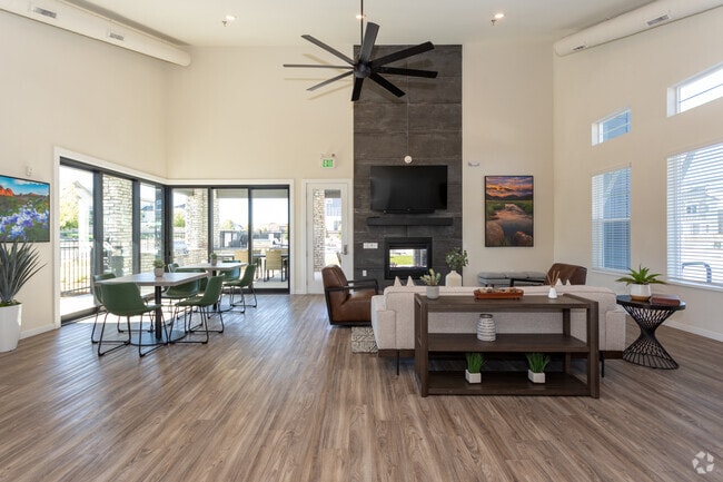 Resident Lounge - Canvas at Castle Rock