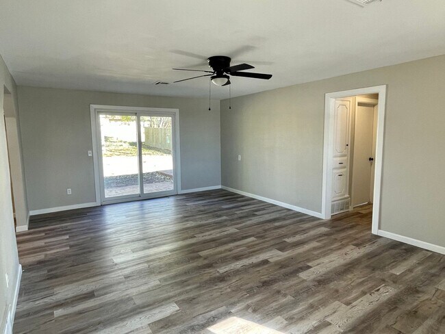Building Photo - Renovated 3 Bed 1 Bath!!