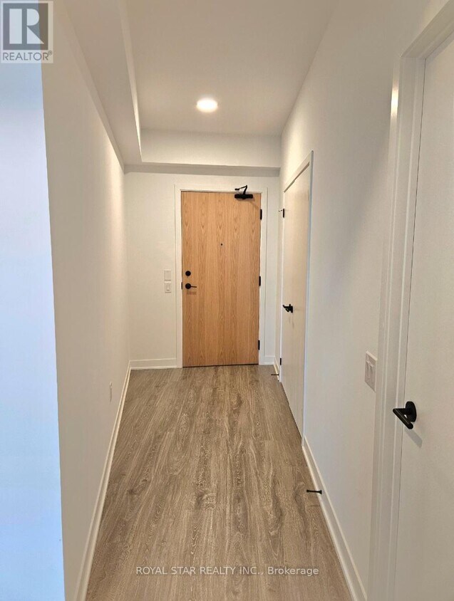 Photo principale - 2495 Eglinton Ave W