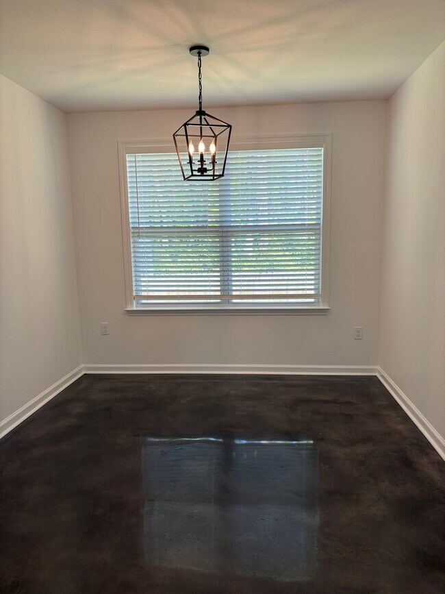 Foto del edificio - 3 Bedroom COMING SOON!