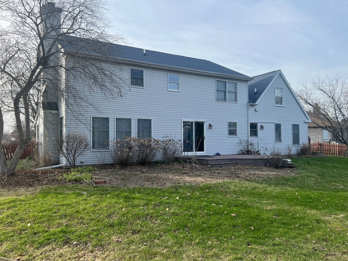 Foto del edificio - 6 Bedroom home with Fenced Yard - Available 07/01/2026