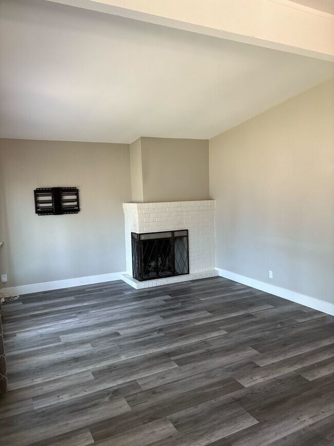 Foto del edificio - Comfortable 3-Bed Home in Prime Sacramento...