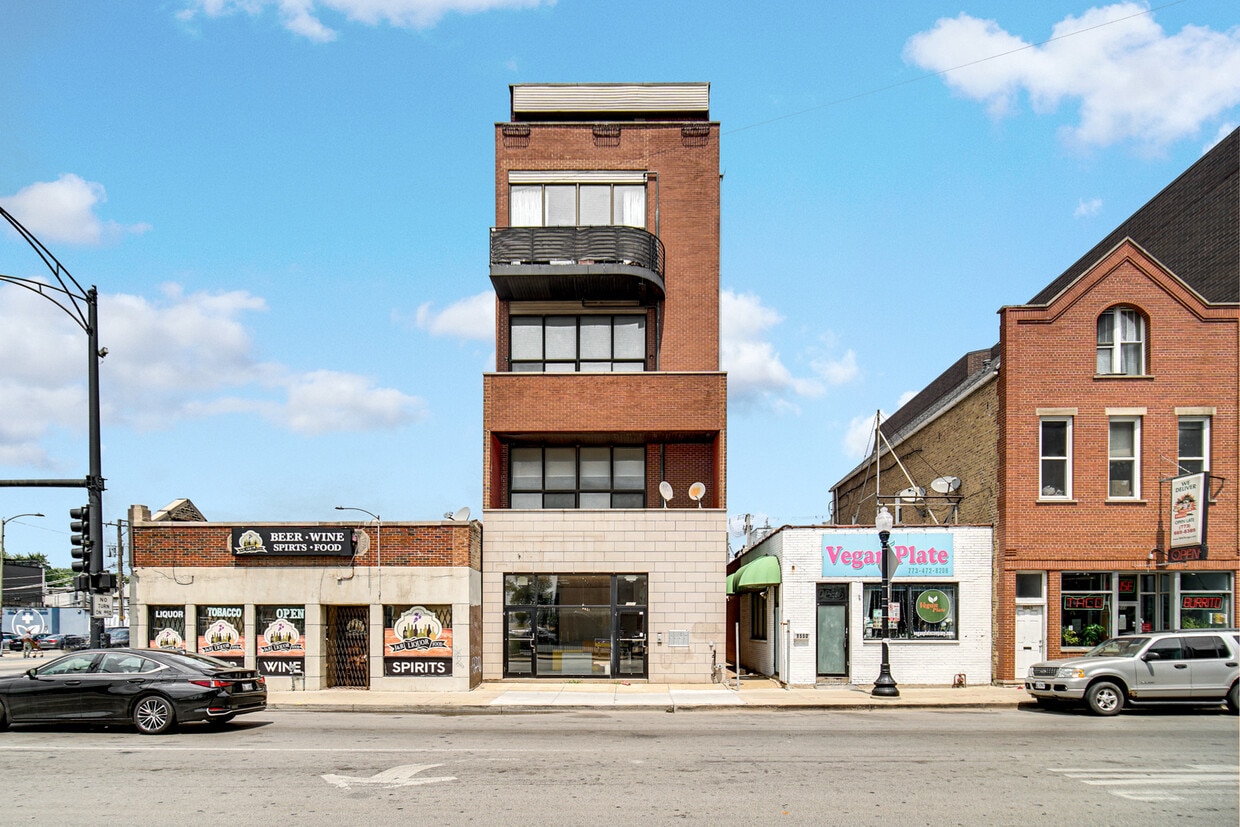 Primary Photo - 1552 W Fullerton Ave