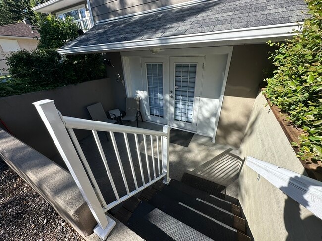 Building Photo - Quaint Little Unit - Perfect for a student...