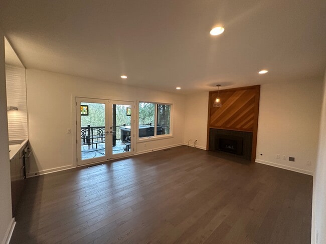 Sala de estar con chimenea de gas - 12 Partridge Ln