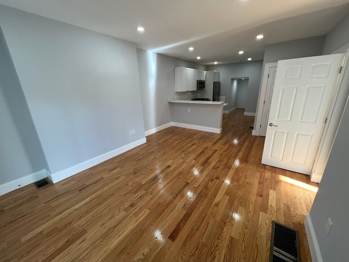 Building Photo - 362 Oxford St