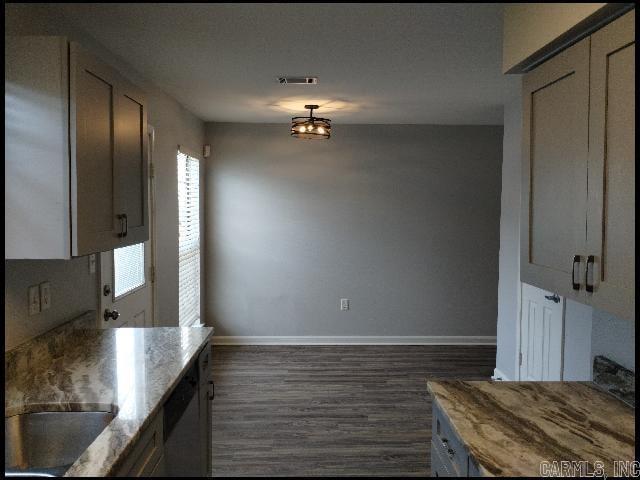 Foto del edificio - 220 Gamble Rd