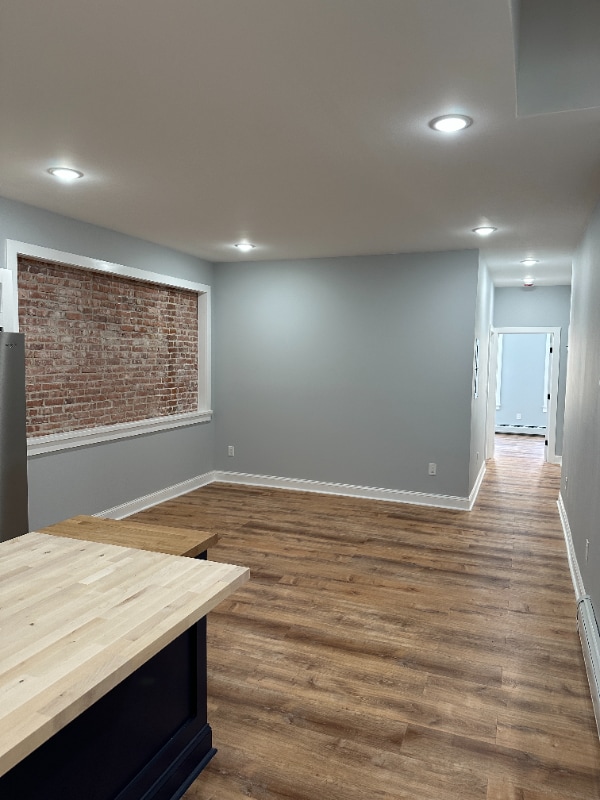 Building Photo - 372 Main St