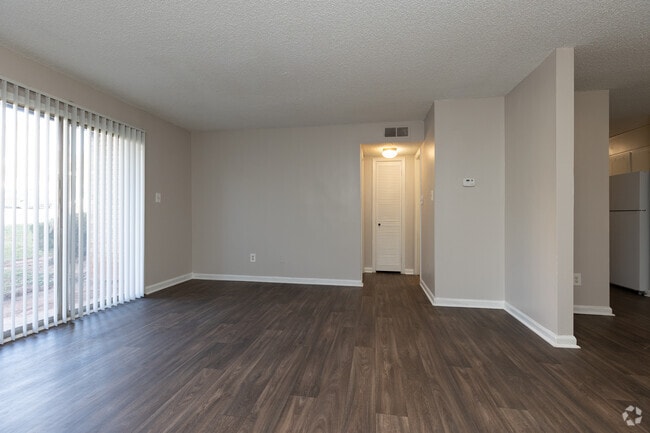 1BR, 1BA - 841SF - Living Room - Arbor Glen Apartments