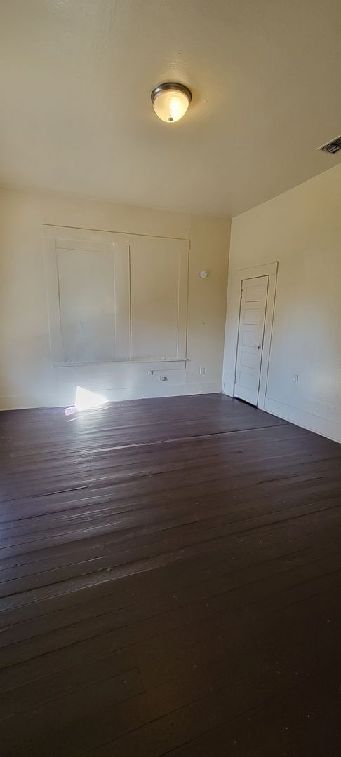 Building Photo - Large 3 bedroom/1 bath with Refrigerator, ...