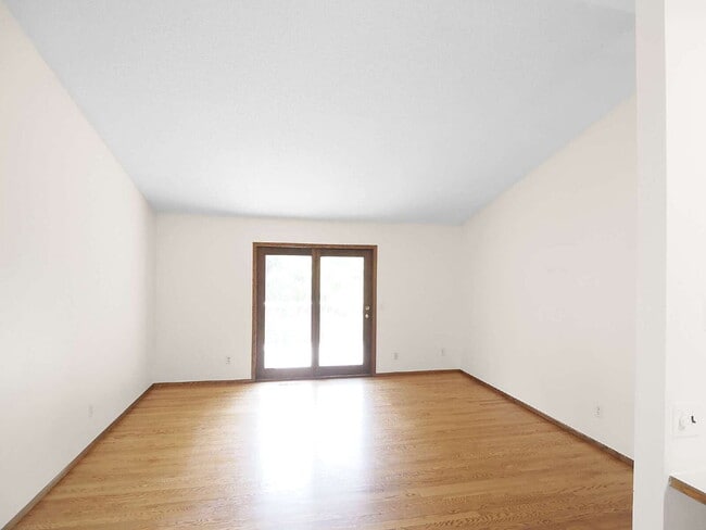 Building Photo - Available now 2-Bed Twin Home in Shoreview - Pets welcome