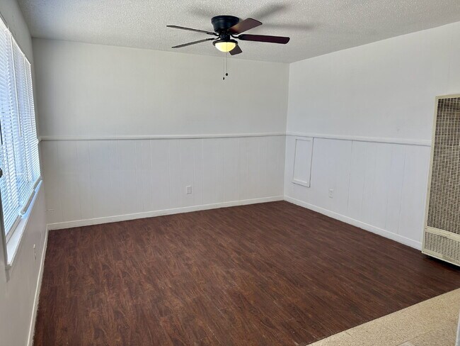 Building Photo - Cozy 2/1 Duplex!