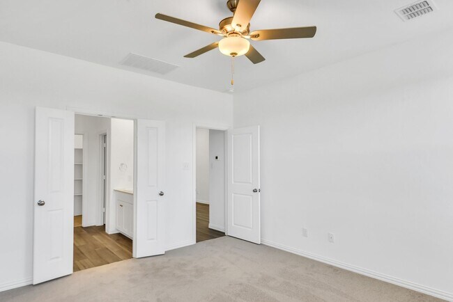 Foto del edificio - This single-story home has a smart layout ...