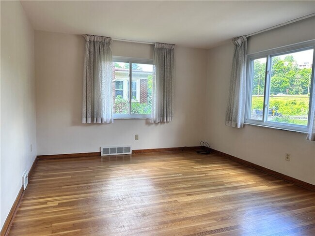 Foto del edificio - 3715 Beechwood Blvd