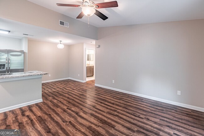 Foto del edificio - 547 Granville Ct
